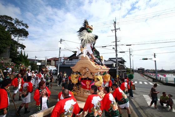 毎年開催される勇壮なだんじり祭り。真紅の法被をはおった男衆に引かれるだんじりの上には獅子舞が威勢良く舞い踊ります。皆さんの法被はもちろん今回の獅子の衣裳も当社オリジナルで作製したものです。日本の伝統的な祭りってやっぱり素晴らしいですね！