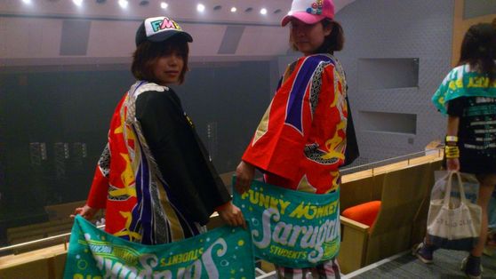 はっぴーファンモンBABYS全国各地で増殖中！！！

今回は渋谷公会堂でのライブを観戦中のBABYSお二人よりお写真いただきました。

やっぱりメンバーさんが着ている法被と同じ衣装での応援は盛り上がりますね～タオル、キャップ、そしてこの派手な法被と

「ファンモンBABYS様新三種の神器」と呼ばせていただきます♪