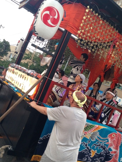 夏祭りのお神楽で笛太鼓を演奏する方たちを「お囃子（はやし）」と言います。こちら寺町様では子供たちによる演奏でお祭りを盛り上げていらっしゃいます。

優しく見守る大人から子供へ、確実に伝承されていく日本の伝統文化！

美しいですね～