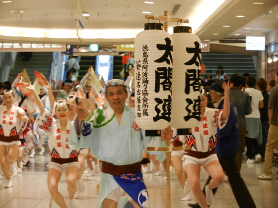 今回のお写真は名古屋で開催されました「エキトピア祭り」での太閤連の皆様の勇姿です。

名古屋は地下街でも有名な町、そうです！地下の街並みが舞台なんですね。
威勢の良い掛け声が響き渡っているのが写真からでもよ〜く伝わってまいります！！

「踊る阿呆に見る阿呆・・・」踊らなきゃですよね～