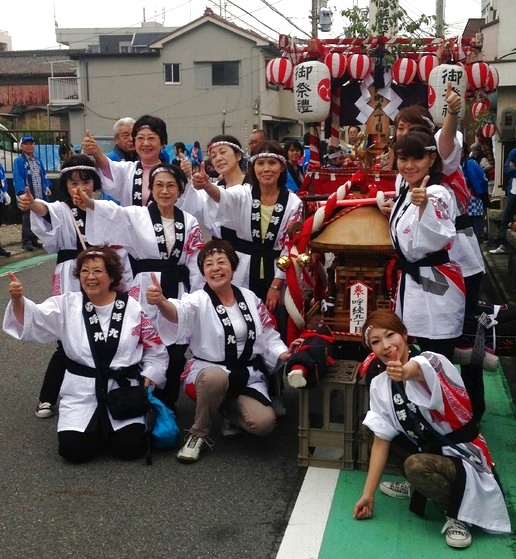 こちらは名古屋の呼続九丁目のお祭り会場から届きました笑顔の写真です！

今回は呼九女性陣用で、両衿に紋と「呼九」の文字を入れて作成させて頂きました。

お祭りに白地の法被がよく映えていいですね～♬
そして女性の法被姿は華がありますね！

日本の伝統文化！
これからもお手伝いさせて頂きます！！