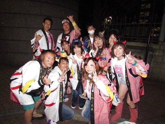 こちらは10月に開催された「青山祭」にて！

この皆さんの笑顔が日本を元気にします！そして
永遠に平和の絆を繋げていっていただくことが我々
製作スタッフの願いでもあるのです。