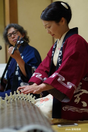 日本の和楽器に日本の伝統染め！

これが究極の日本こだわりコラボなのです。

法被到着早々に早速のデモンストレーション、あっという間に素敵に馴染んでいらっしゃいますね～